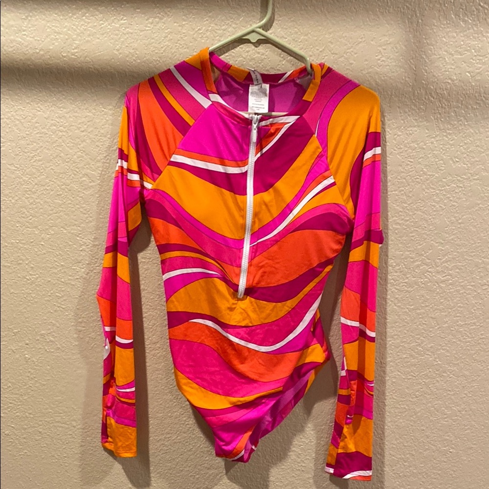 NWOT Trina Turk Rio zip up paddle suit. Large